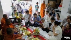 រូប​ឯកសារ៖ សមាគម​​អាដហុក​ រៀបចំ​ពិធី​សូត្រមន្ត​រំដោះគ្រោះ​និងស្វាគមន៍​ដល់​មន្ត្រីសិទ្ធិ​មនុស្ស​ទាំង​៤រូប​គឺលោក នី សុខា លោក យី សុខសាន្ត លោកស្រី លឹម មុនី និង លោក ណៃ វ៉ង់ដា ដែល​ត្រូវបាន​តុលាការ​ដោះ​លែង​ឲ្យ​នៅ​ក្រៅឃុំ​​កាល​ពី​​ខែ​មិថុនា​ ឆ្នាំ​២០១៧។​ (ខាន់​ សុគុំ​មនោ​/វីអូអេ)​