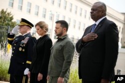 მარცხნიდან, მარჯვნივ: გენერალი მარკ მილი, უკრაინის პირველი ლედი ოლენა ზელენსკა, უკრაინის პრეზიდენტი ვოლოდიმირ ზელენსკი, აშშ-ის თავდაცვის მდივანი ლოიდ ოსტინი. 9/11-ის მემორიალი, პენტაგონი, 2023 წლის 21 სექტემბერი.