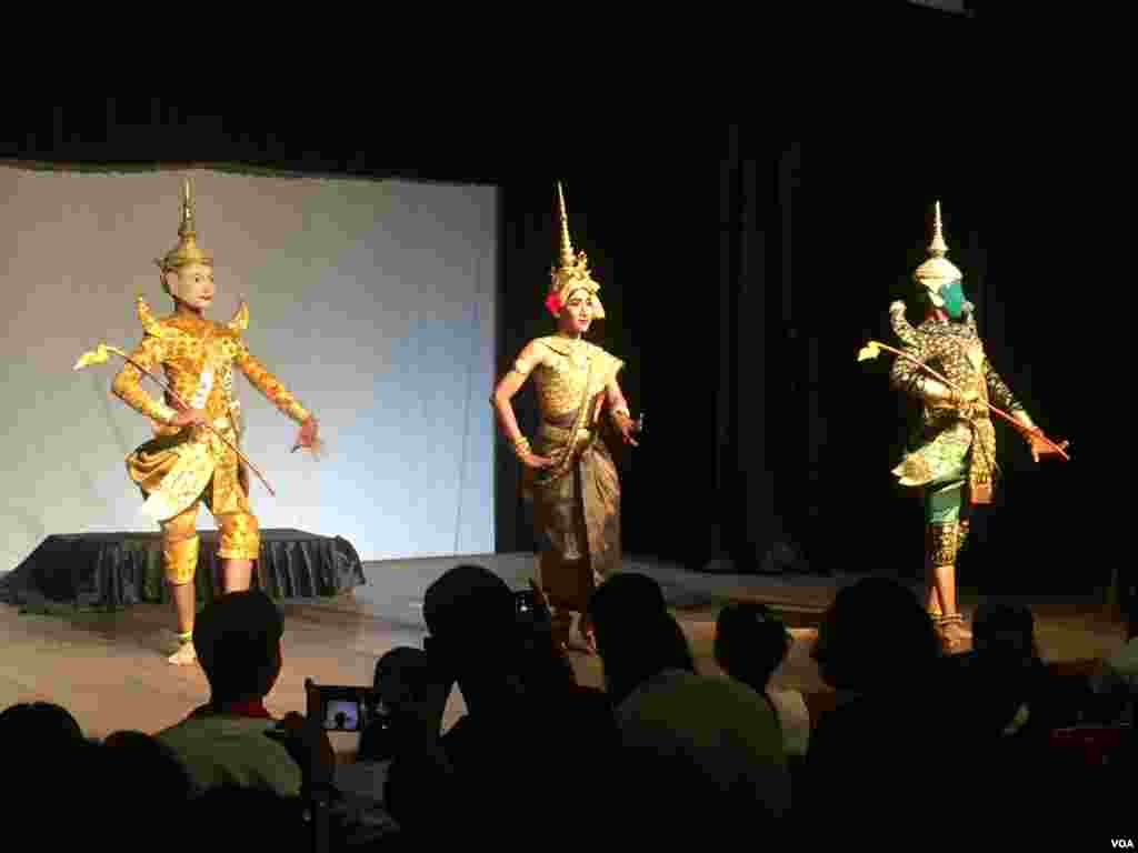 រូបភាពទូទៅនៃការសម្តែងល្ខោនខោលនាល្ងាចសៅរ៍នៅក្នុងសមាគមសិល្បៈសុវណ្ណភូមិកាលពីថ្ងៃទី ០៨ ខែកញ្ញា ឆ្នាំ២០១៨។ (ណឹម&nbsp;សុភ័ក្រ្តបញ្ញា/VOA)