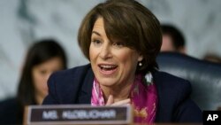 រូ​បឯកសារ៖ លោកស្រី Amy Klobuchar សមាជិកព្រឹទ្ធសភានៃគណបក្ស​ប្រជាធិបតេយ្យប្រចាំរដ្ឋ Minnesota នៅក្នុងសវនាការសួរដេញដោលមួយនៅវិមានរដ្ឋសភាអាមេរិក កាលពីថ្ងៃទី១៥ ខែមករា ឆ្នាំ២០១៩។