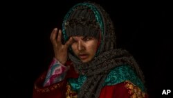 Insha Mushtaq Malik warga Sedow, Kashmir selatan, mengatakan bahwa serangan senapan tabur pasukan keamanan India saat ia sedang berada di rumahnya telah membuatnya buta (foto: dok).