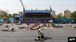 ទាហាន​រង​របួស​កំពុង​ដេក​ដួល​លើ​ផ្លូវ​នៅ​​កន្លែង​វាយប្រហារ​លើ​ក្បួន​យោធា​ កាល​ពី​ថ្ងៃ​២២ កញ្ញា ២០១៨ នៅ​ពេល​ដែល​ពួក​ទាហាន​កំពុង​ប្រារព្ធ​ខួប​នៃ​ការ​ផ្ទុះ​ឡើង​នៃ​សង្គ្រាម​នា​ឆ្នាំ​១៩៨០​ដល់​១៩៨៨។