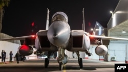 Jet tempur Israel meninggalkan hanggar di lokasi yang dirahasiakan di Israel. (Foto: AFP)
