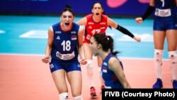 Tijana Bošković (levo), Stefana Veljković i Silvija Popović (u pozadini) slave osvajanje poena u polufinalu Svetskog prvenstva u Japanu (Foto: FIVB.com))