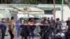 Attroupement autour du site d'un attentat suicide près de l'ambassade des États-Unis à Tunis, en Tunisie, le 6 mars 2020. (Photo: REUTERS/Zoubeir Souissi)