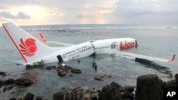 Pesawat Lion Air yang jatuh di Bali pada 13 April 2013. Sumber mengatakan ada kemungkinan faktor penyebab jatuhnya pesawat tersebut adalah perubahan angin dan tidak adanya sistem deteksi di darat. (Foto: Dok)