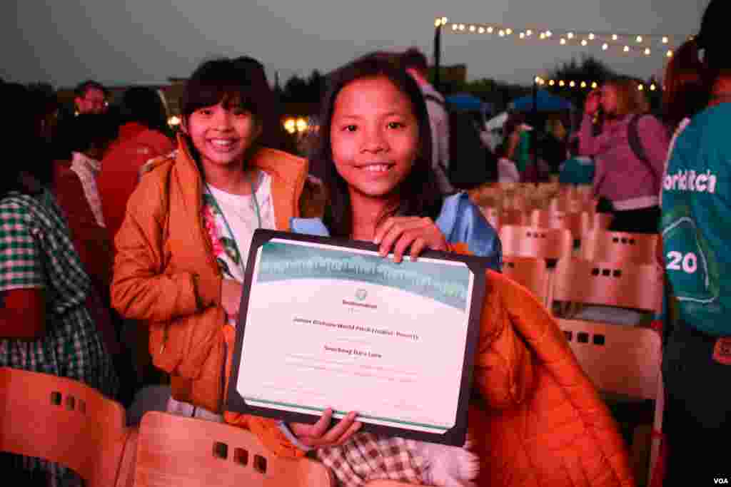 កុមារី​ខ្មែរ​ លន ដារ៉ាស៊ូចេង ១២ ឆ្នាំ ​ឈរ​ក្បែ​រ​កុមារី ស៊ន លេស្សា សមាជិក​ម្នាក់​ទៀត​នៃ​ប្រធាន​ក្រុម​ Cambodia Identity Product ​ដោយ​បង្ហាញ​វិញ្ញាបនប័ត្រ​បាន​ជាប់​​​ក្រុម​ចូល​រួម​​នៅ​​​ក្នុង​​ការ​ប្រកួត​ផ្តាច់​ព្រ័ត្រ​ Technovation Challenge World Pitch Summit នៅ​ទី​ស្នាក់ការ​កណ្តាល​ក្រុមហ៊ុន Google នៅ​ក្រុង Mountain View រដ្ឋ​កាលីហ្វរញ៉ា សហរដ្ឋ​អាមេរិក កណ្តាល​តំបន់​បច្ចេកវិទ្យា Silicon Valley កាល​ពី​ថ្ងៃ​ពុធ ​ទី​០៩ ខែ​សីហា ឆ្នាំ​២០១៧។ (សឹង សុផាត/VOA)