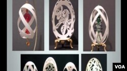 Kulit-kulit telur yang diukir, hasil karya Tina Kannapel dipamerkan di galeri seni di Occoquan, negara bagian Virginia (foto: Juni 2012).