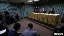 មន្រ្តី​ក្រសួង​កិច្ចការ​បរទេសតៃវ៉ាន់​លោក David Lee (កណ្តាល) ថ្លែង​នៅ​ក្នុង​សន្និសីទ​កាសែត​មួយ​បន្ទាប់ពី ប្រទេស​សៅ​តូម៉េនិង​ប្រាំង​ស៊ីប​បញ្ចប់​ទំនាក់​ទំនង​ជាមួយ​តៃវ៉ាន់​ ទីក្រុង​តៃប៉ិ កាល​ពី​ថ្ងៃទី​២១ ធ្នូ​ ២០១៦។