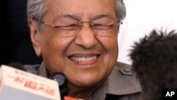 Mahathir Mohamad reacts as he speaks during a press conference at a hotel in Kuala Lumpur, Malaysia, May 10, 2018. 