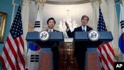 19일 존 케리 미국 국무장관(오른쪽)이 윤병세 한국 외교장관과의 공동기자회견에서 발언하고 있다.