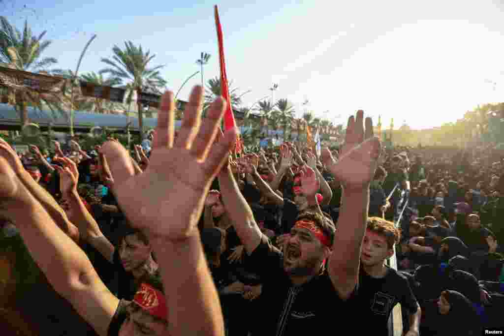 Mahujaji wakistaghfiru wakati wa sherehe za kumkumbuka Imam Hussien, mjukuu wa Mtume Mohamed SAW, mjini Karbala Irak.&nbsp;