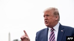 도널드 트럼프 미국 대통령이 5일 백악관에서 기자들의 질문에 답하고 있다.