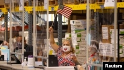 Според новата анкета на Ројтерс/Ипсос, демократите на Бајден го сметаат екстремизмот убедливо прашање број 1, додека републиканците на Трамп со големо мнозинство ја избраа имиграцијата