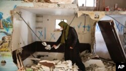 Wata Bafalasdiniya ta na duba gidansu da aka rusa