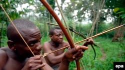 Des survivants de la communauté pygmée Bambuti dans le petit village de Mbau Mikereba, dans la forêt de l'Ituri, dans le nord-est de la République démocratique du Congo (RDC), 31 Août 2007. epa / PIERO POMPONI