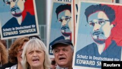 Warga Berlin berdemo untuk memberikan dukungan bagi Edward Snowden. Banner dalam bahasa Jerman berbunyi: Jerman (Sediakan) Tempat Berlindung untuk Edward Snowden". (Foto: dok). Dua negara Amerika Latin, Venezuela dan Nikaragua, juga menawarkan suaka bagi Edward Snowden. 