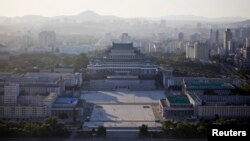 Lapangan Kim Il-sung dilihat dari Menara Juche di Pyongyang. (Foto: Dok)