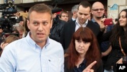 FILE - Russian opposition activist Alexei Navalny (L) and his spokeswoman Kira Yarmysh (C) walk in Kostroma, Russia.