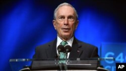 Mantan Walikota New York Michael Bloomberg berbicara dalam acara di Paris, Perancis Desember tahun lalu (foto: dok). 