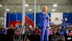 បេក្ខជនប្រធានាធិបតីគណបក្សប្រជាធិបតេយ្យអ្នកស្រី Hilary ថ្លែងនៅក្នុងមជ្ឈមណ្ឌលបណ្តុះបណ្តាល Millwrights និង Union of Carpenters ខណៈយុទ្ធនាការឃោសនានៅ រដ្ឋ Louisville កាលពីថ្ងៃអាទិត្យ ១៥ ឧសភា ២០១៦(AP Photo/Andrew Harnik)
