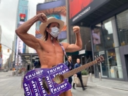 Even New York's iconic 'Naked Cowboy' is wearing a face mask in the times of coronavirus! (Photo: Celia Mendoza / VOA)