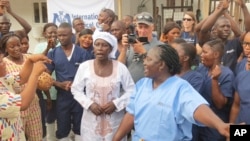 Dua tentara penjaga perbatasan Israel menahan seorang remaja Palestina pada aksi demonstrasi di luar &#39;Pintu Gerbang Domba&#39; di kota kuno Yerusalem.