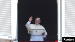 Le pape salue la foule, au Vatican, le 30 juillet 2017.
