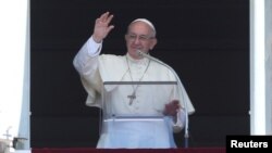 Paus Fransiskus memimpin misa di Vatikan, Minggu (30/7).