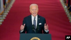 Presiden Joe Biden berbicara tentang pandemi COVID-19 dari Ruang Timur Gedung Putih, Kamis, 11 Maret 2021, di Washington. (Foto: AP/Andrew Harnik)