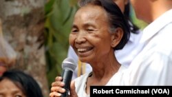 លោកស្រី ​អ៊ឹម ចែម​ អាយុ​៦៨ឆ្នាំ​ដែល​រស់​នៅ​ក្នុង​ឃុំ​ត្រពាំងតាវ ​ស្រុក​អន្លង់វែង​ ស្ថិត​ក្នុង​ចំណោម​ជនសង្ស័យ​៣​នាក់​នៃ​សំណុំ​រឿង​០០៤ ​ដែល​ពាក់ព័ន្ធ​នឹង​បទ​ចោទ​អំពី​ឧក្រិដ្ឋកម្ម​ជាច្រើន​ក្នុង​សម័យ​ខ្មែរក្រហម។​