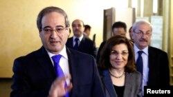 Wakil Menlu Suriah, Faisal Mekdad (depan) meninggalkan kantor Kementerian Luar Negeri Rusia di Moskow pasca pembicaraan tertutup, Senin (18/11).