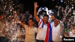 산티아고 페냐(가운데) 파라과이 대통령 당선인이 지난달 30일 당선 확정 직후 지지자들에게 인사하고 있다.(자료사진) 