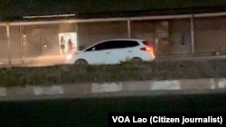 ຄົນເກັງຄັນນຶ່ງຈອດຮັບເອົາສາວບໍລິການ.