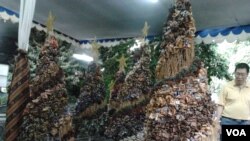 Gereja Katedral Jakarta mengangkat Batik sebagai tea perayaan Natal 2012, sebagai ungkapan syukur atas warisan budaya bagi bangsa dan negara Indonesia.(VOA/Iris Gera)