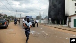 La police gabonaise patrouille dans les rues après les manifestations post-électorales à Libreville, Gabon, 1 septembre 2016.
