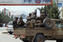 Pejuang pasukan khusus Taliban tiba di dalam Bandara Internasional Hamid Karzai setelah penarikan militer AS, di Kabul, Afghanistan, Selasa, 31 Agustus 2021. (Foto: AP)