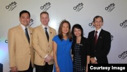 លោក​​​ស្រី​​​ ជូលី​​​ ចាំង​​​ (Julie Chung)​​​ អនុប្រធាន​​​បេសកកម្ម​​​របស់​ស្ថានទូត​​​សហរដ្ឋ​អាមេរិក​នៅ​ពិធី​ក្នុង​សម្ពោធ​​​ជា​​​ផ្លូវ​​​ការ​​នូវ​សាខា​​​ក្រុម​​​ហ៊ុន​​​អចលនទ្រព្យ​​​របស់​​​ខ្លួន​​​​​​គឺ​​ ​​​Century ​​​21​​​ Cambodia ​នៅ​រាជធានី​ភ្នំពេញ កាល​ពី​ថ្ងៃ​ព្រហស្បតិ៍​ទី​៤ ខែ​កញ្ញា ឆ្នាំ​២០១៤។ (រូប​ផ្តល់​ឲ្យ​ដោយ​ស្ថានទូត​សហរដ្ឋ​អាមេរិក)