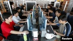 资料照：中国年轻人在网吧上网（2003年7月23日）