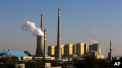 Asap mengepul dari cerobong pada pembangkit listrik tenaga batu bara di Beijing, China (foto: dok). China adalah penghasil gas rumah kaca terbesar di dunia, dua kali lebih banyak dari yang dihasilkan Amerika.