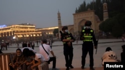 资料：2021年5月3日，警察在新疆喀什的艾提尕尔清真寺外巡逻。（路透社照片）