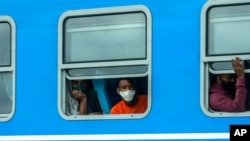 资料照片: 坐在驶往古巴首都哈瓦那的列车上的乘客。(2021年1月14日)