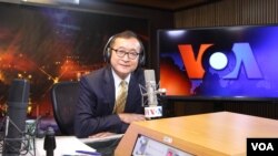 រូបឯកសារ៖ លោក សម រង្ស៊ី ប្រធាន​គណបក្ស​សង្គ្រោះ​ជាតិ ចូលរួម​ពិភាក្សា​អំពី​ឯកភាព​ជាតិ និង​យន្តការ​ក្នុង​ការ​កសាង​ប្រទេស​កម្ពុជា​ឲ្យ​រីក​ចម្រើន និង​ស្ថានការណ៍​នយោបាយ​ចុង​ក្រោយ និង​ការ​ដំណើរការ​ចុះឈ្មោះ​បោះឆ្នោត​ឃុំ​សង្កាត់ នៅ​ក្នុង​កម្មវិធី Hello VOA ពិសេស នៅ​រដ្ឋធានី​វ៉ាស៊ីនតោន កាលពី​ថ្ងៃព្រហស្បតិ៍ ទី៦ ខែតុលា ឆ្នាំ២០១៦។