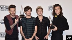 Liam Payne, from left, Louis Tomlinson, Niall Horan and Harry Styles of One Direction pose in the press room with the award for artist of the year at the American Music Awards at the Microsoft Theater on Nov. 22, 2015, in Los Angeles.