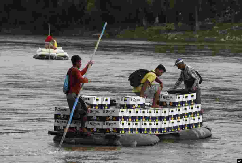 ប្រជាជន​នាំ​គ្នា​ជិះទូក​ឆ្លង​កាត់​ទន្លេ Suchiate Rivera និង​ដឹក​ស្រាបៀរ Corona នៅក្បែរទីក្រុង Ciudad Hidalgo ប្រទេស​ម៉ិកស៊ិក​កាលពី​ថ្ងៃទី​១៧ ខែមិថុនា ឆ្នាំ២០១៩ ក្បែរ​ព្រំប្រទល់​ប្រទេស​ក្វាតេម៉ាឡា។