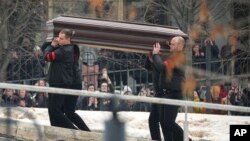 មឈូស​របស់​លោក Alexei Navalny ត្រូវបាន​លី​ចូល​ព្រះវិហារ​ Icon of the Mother of God Soothe My Sorrows នៅទីក្រុងមូស្គូ ប្រទេសរុស្ស៊ី កាលពីថ្ងៃទី១ ខែមីនា ឆ្នាំ២០២៤។ 