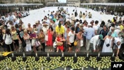 Keluarga para korban dan ratusan orang yang selamat dari musibah bom Bali 2002 menghadiri peringatan 10 tahun Bom Bali di Taman Budaya Garuda Wisnu Kencana, Bali (12/10). 