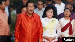 PM Hun Sen dan istrinya, Bun Rany, pada sebuah acara di candi Angkor Wat, provinsi Siem Reap (foto: dok). Dewan HAM PBB mengungkapkan keprihatinan mendalam mengenai kemunduran penegakan hak-hak sipil dan politik di Kamboja.