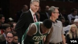 Nate Robinson (4) melihat rekan timnya Rajon Rondo terkilir di babak kedua pertandingan NBA melawan New York Knicks hari Rabu (15/12) di New York. Rondo harus dibawa keluar lapangan.