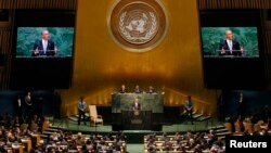 سیلوستر استالونه که برای فیلم کرید نامزد بهترین بازیگر مکمل مرد شد، در کنار جنیفر فلاوین